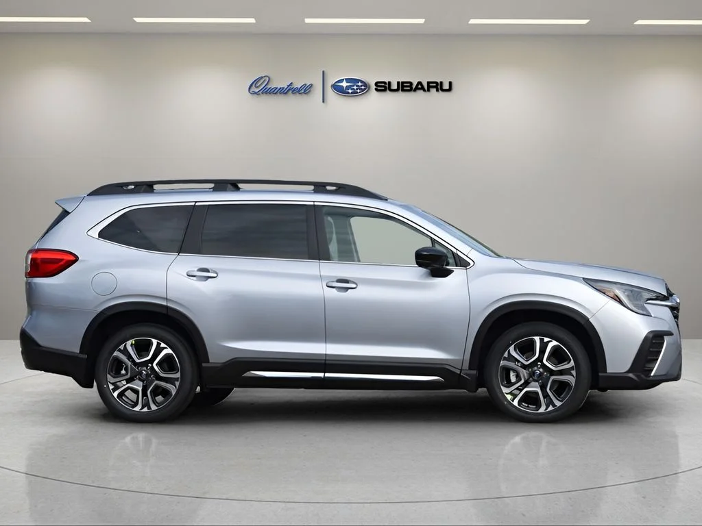 Used 2025 Ice Silver Metallic Subaru Limited image 3