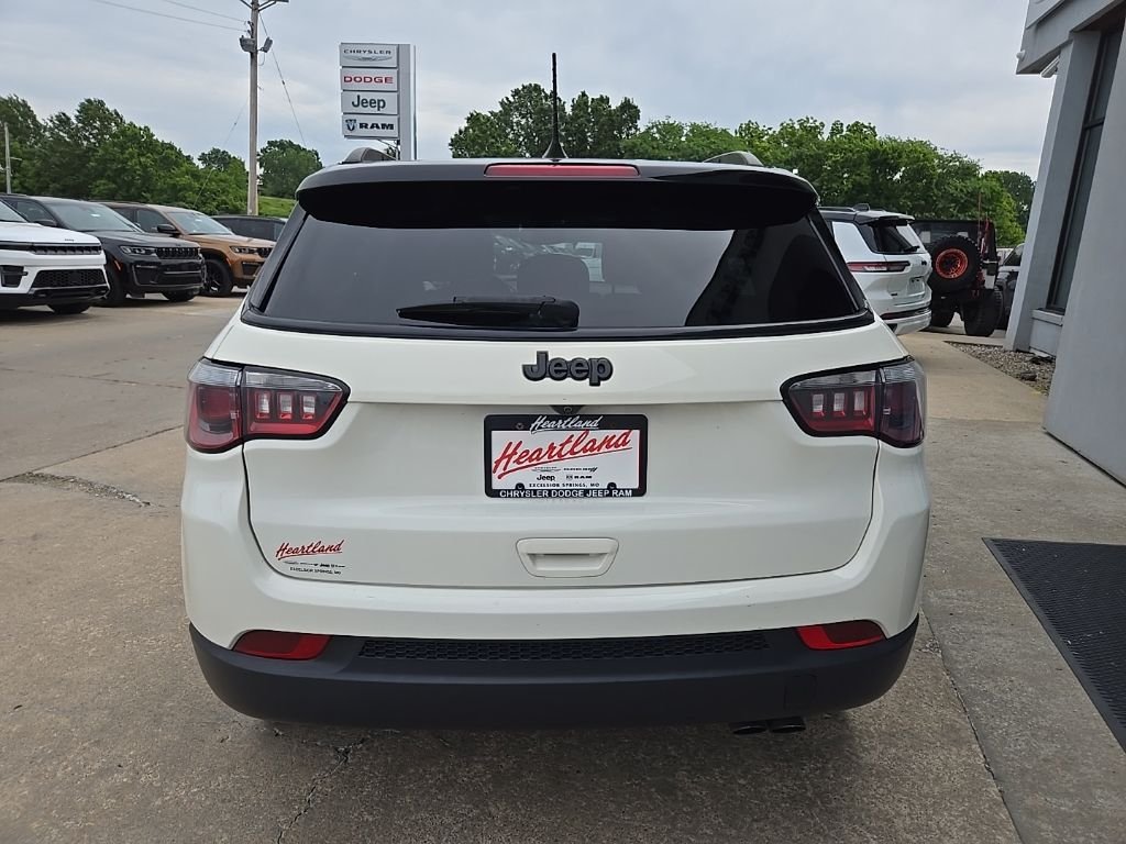 Used 2018 White Jeep Latitude image 9