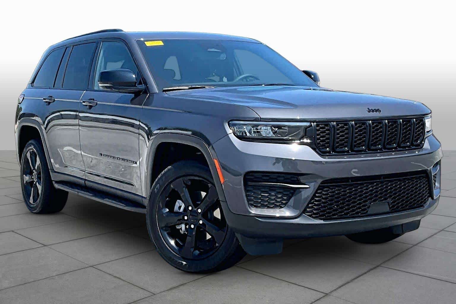 Used 2023 Baltic Gray Metallic Clearcoat Jeep Altitude image 3