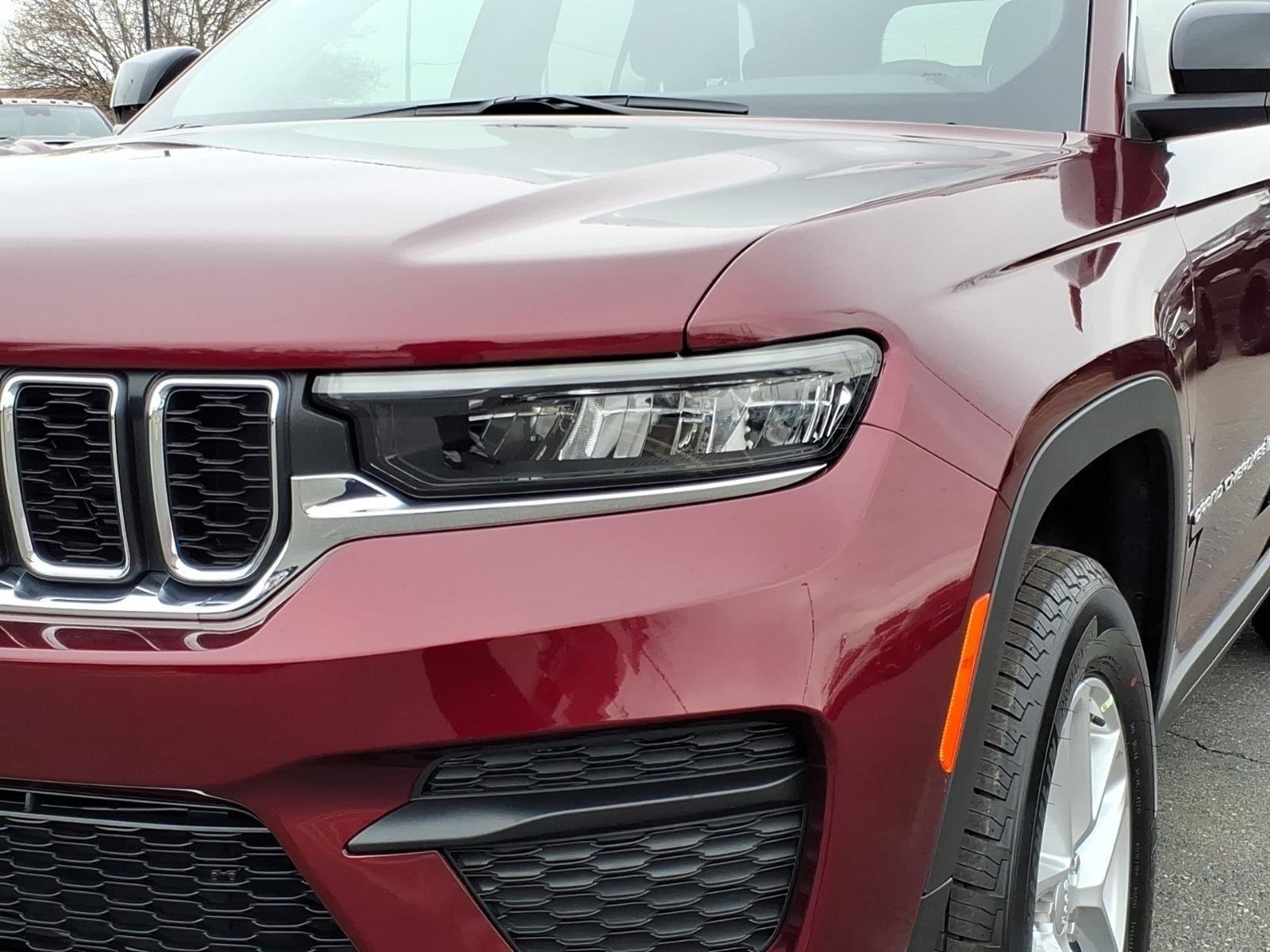 New 2026 Velvet Red Pearl-Coat Exterior Paint Jeep Laredo image 16