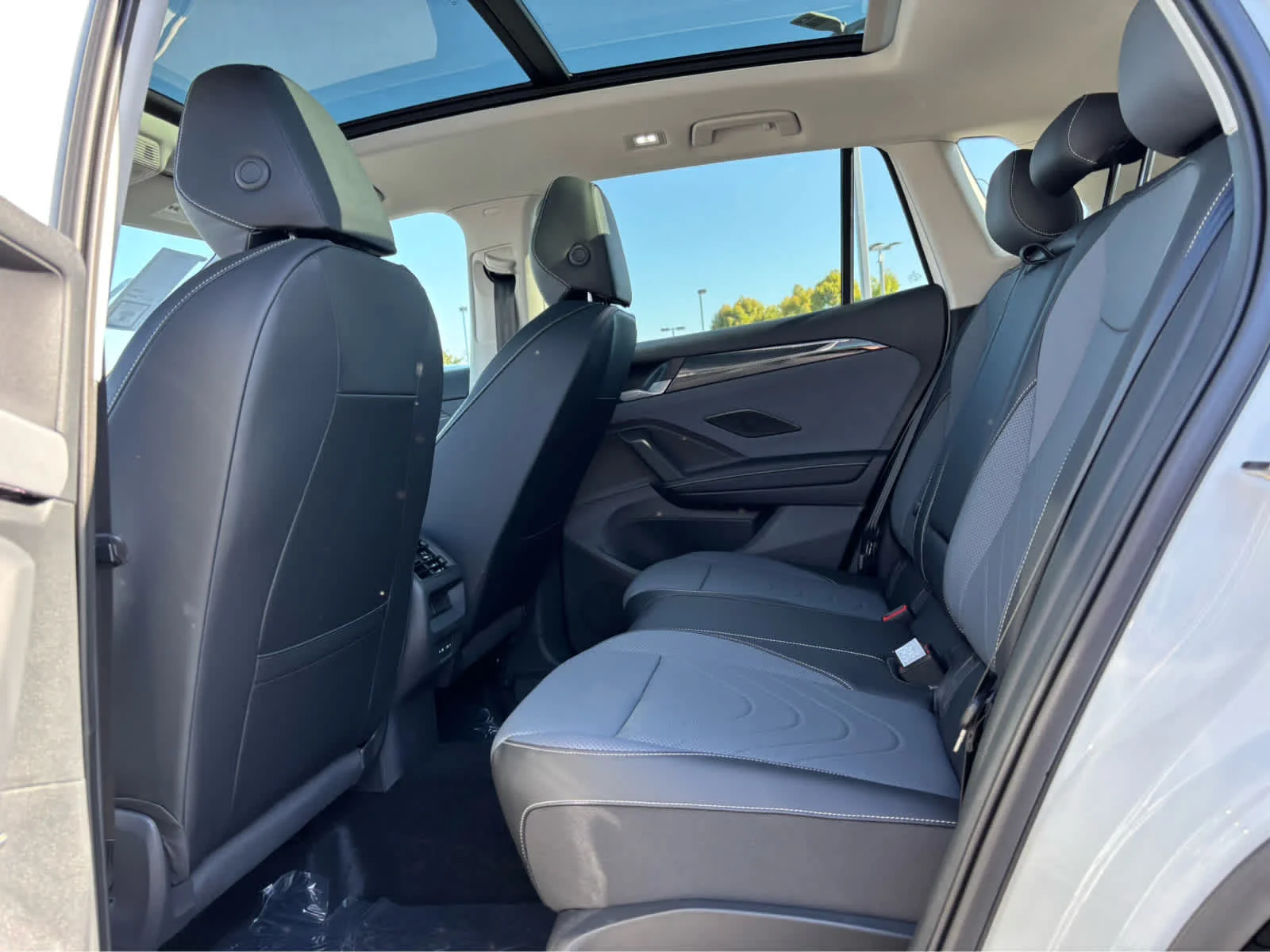 New 2026 PURE WHITE Volkswagen SE image 7