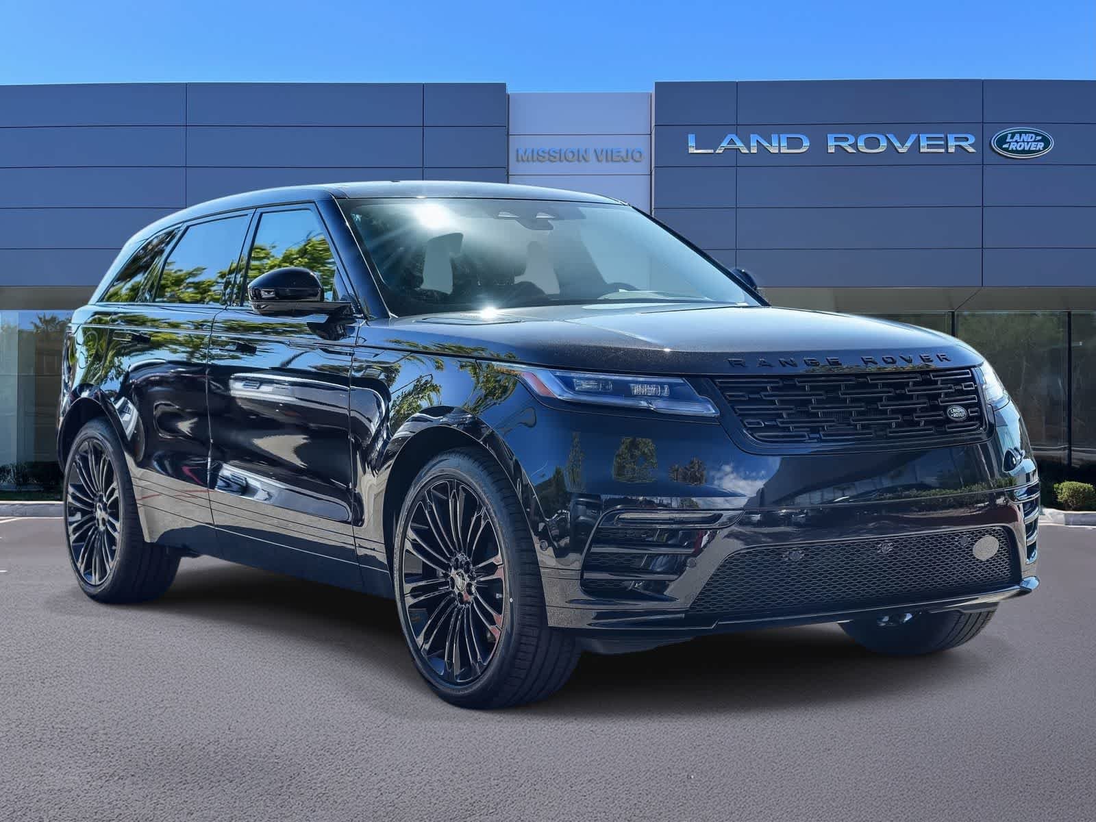 New 2026 Santorini Black Land Rover Dynamic SE image 3
