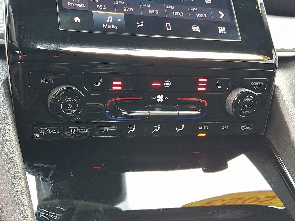 Used 2023 White Jeep Altitude image 16