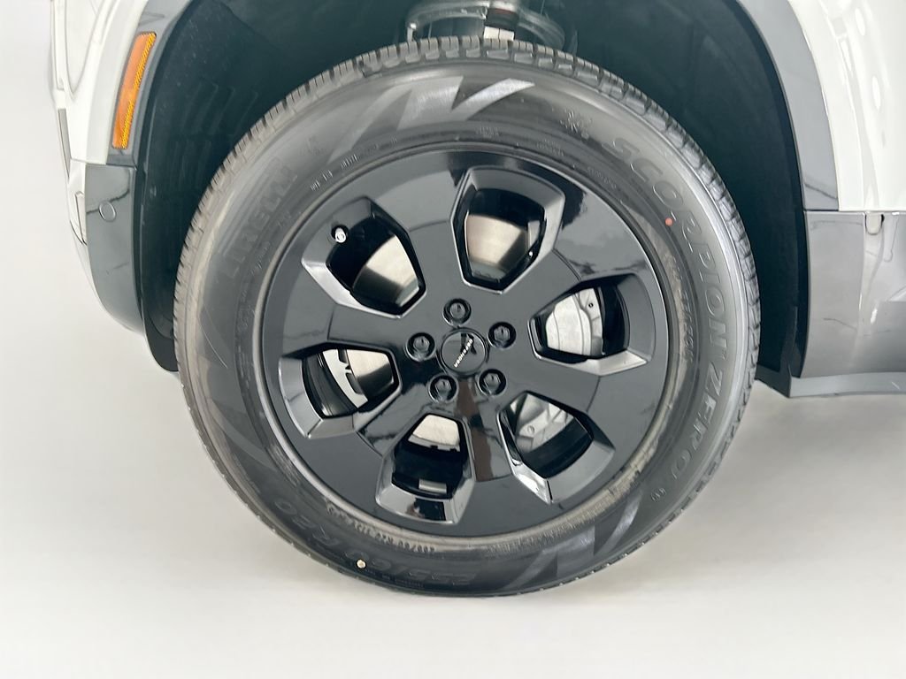 New 2026 Fuji White Land Rover X-Dynamic SE image 29