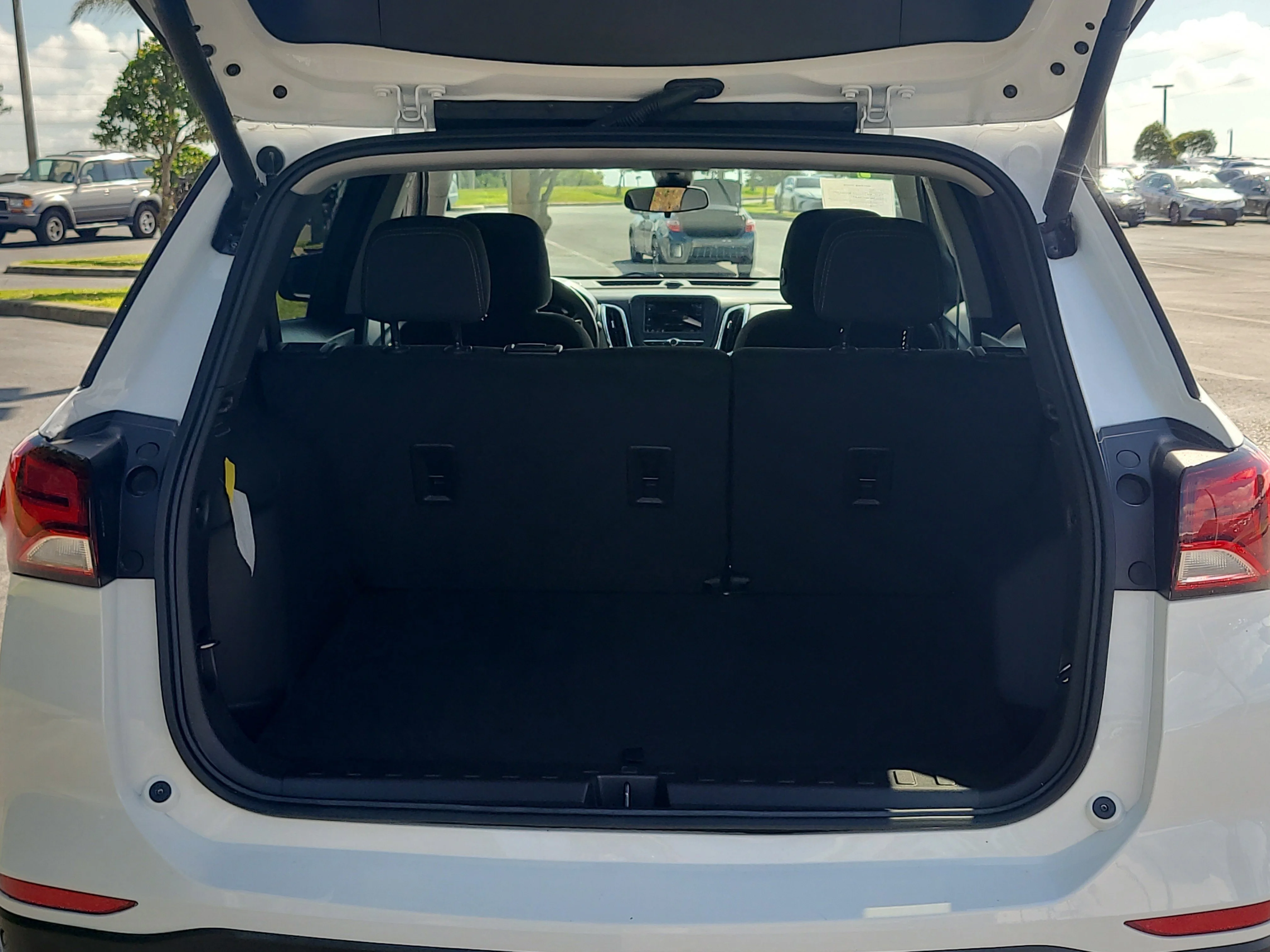 Used 2024 Summit White Chevrolet LT image 9