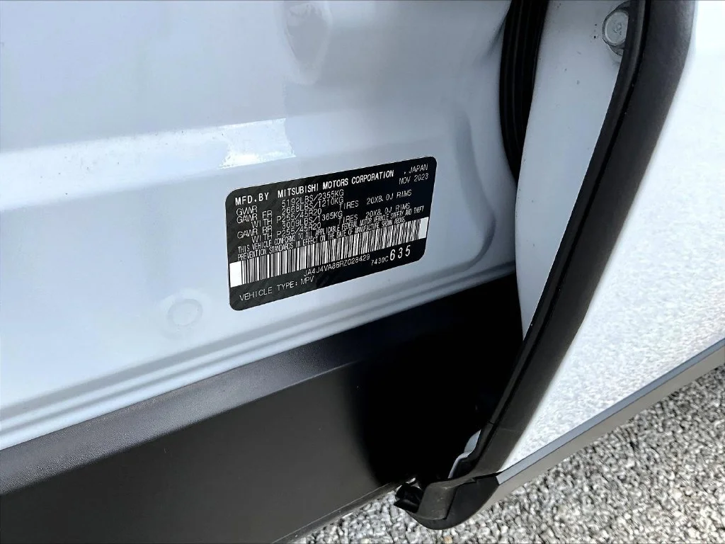 Used 2024 White Mitsubishi SE image 22