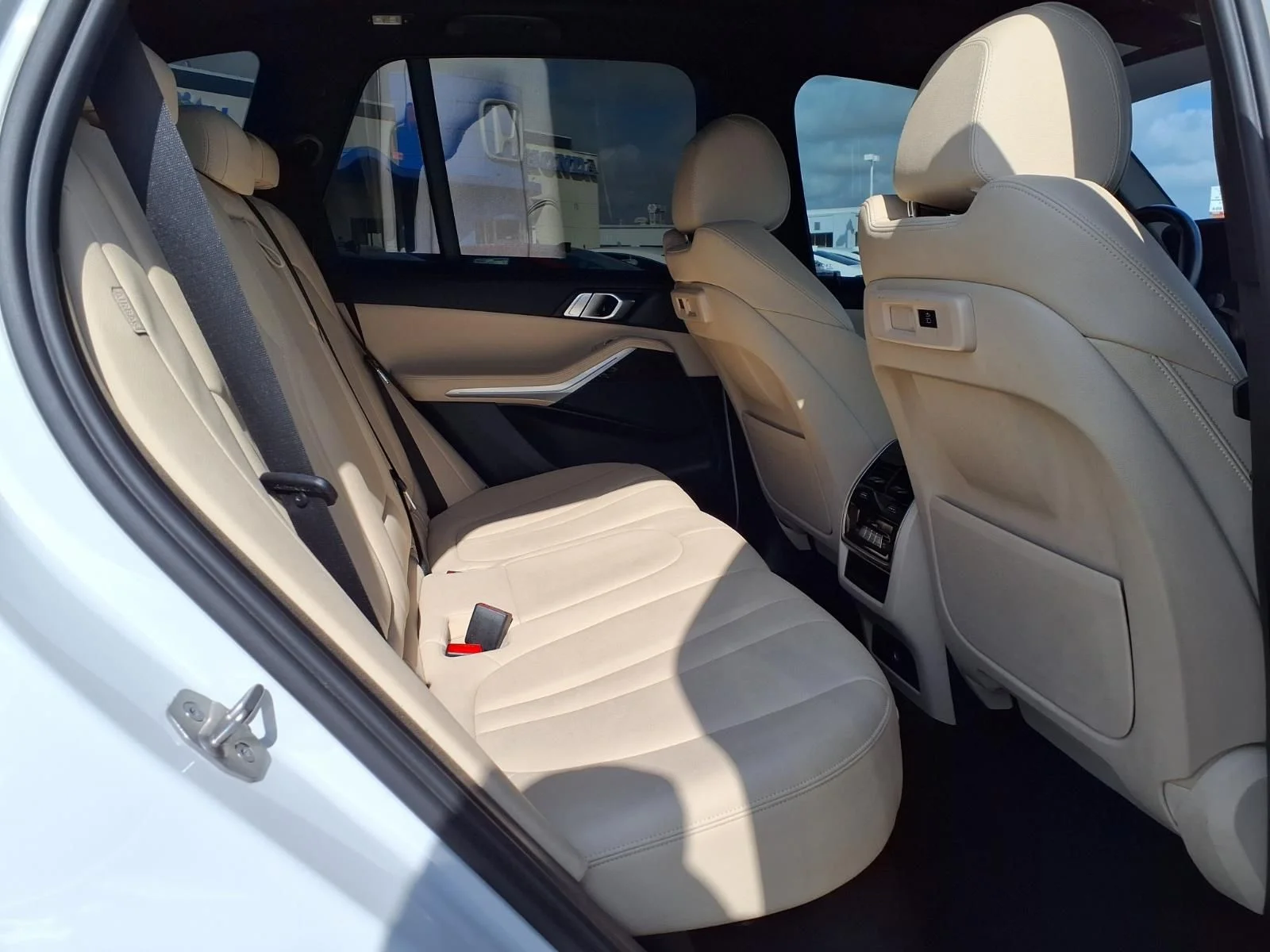 Used 2021 White BMW sDrive40i image 15