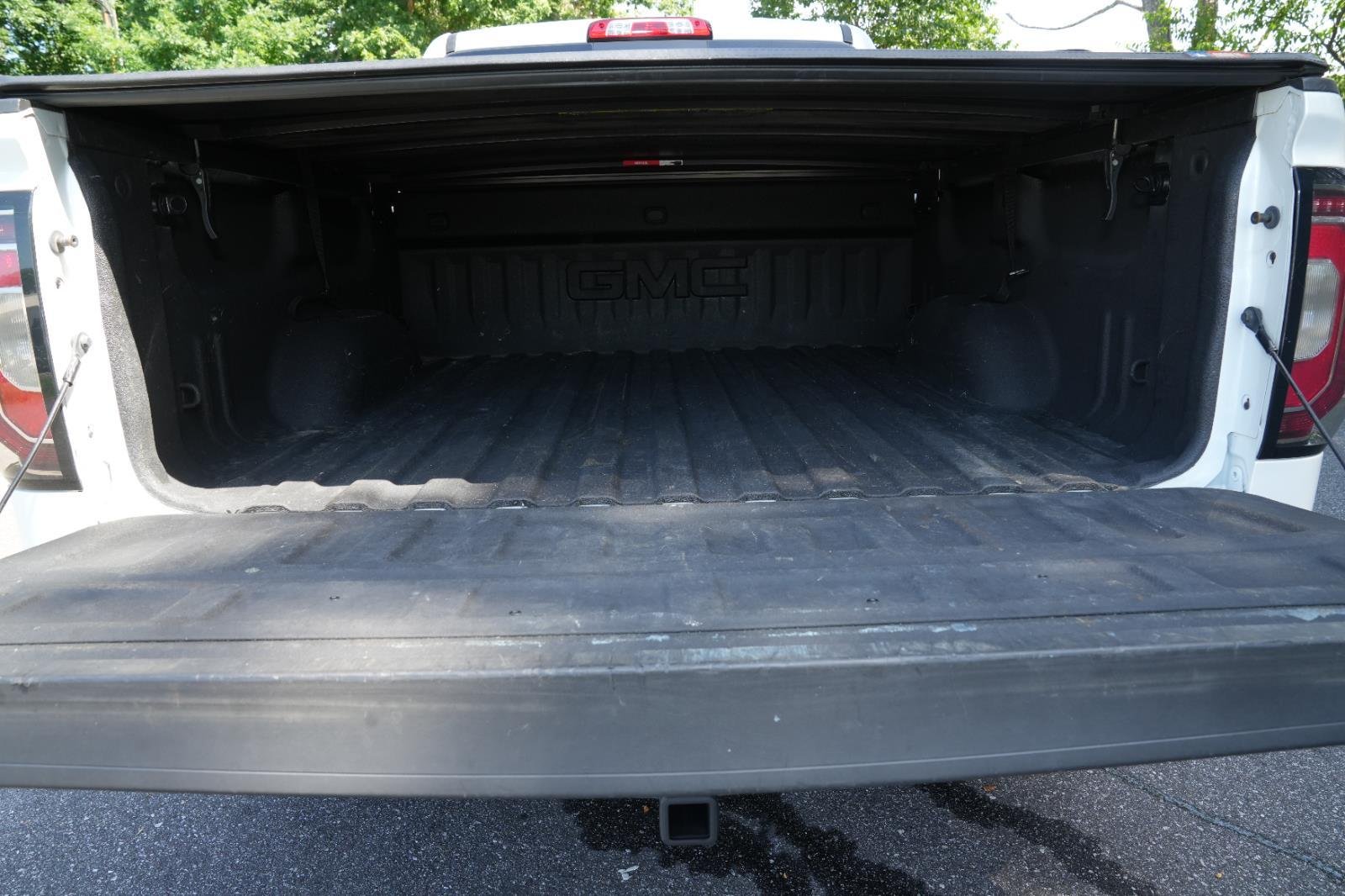 Used 2018 WHITE FROST TRICOAT GMC SLT image 14