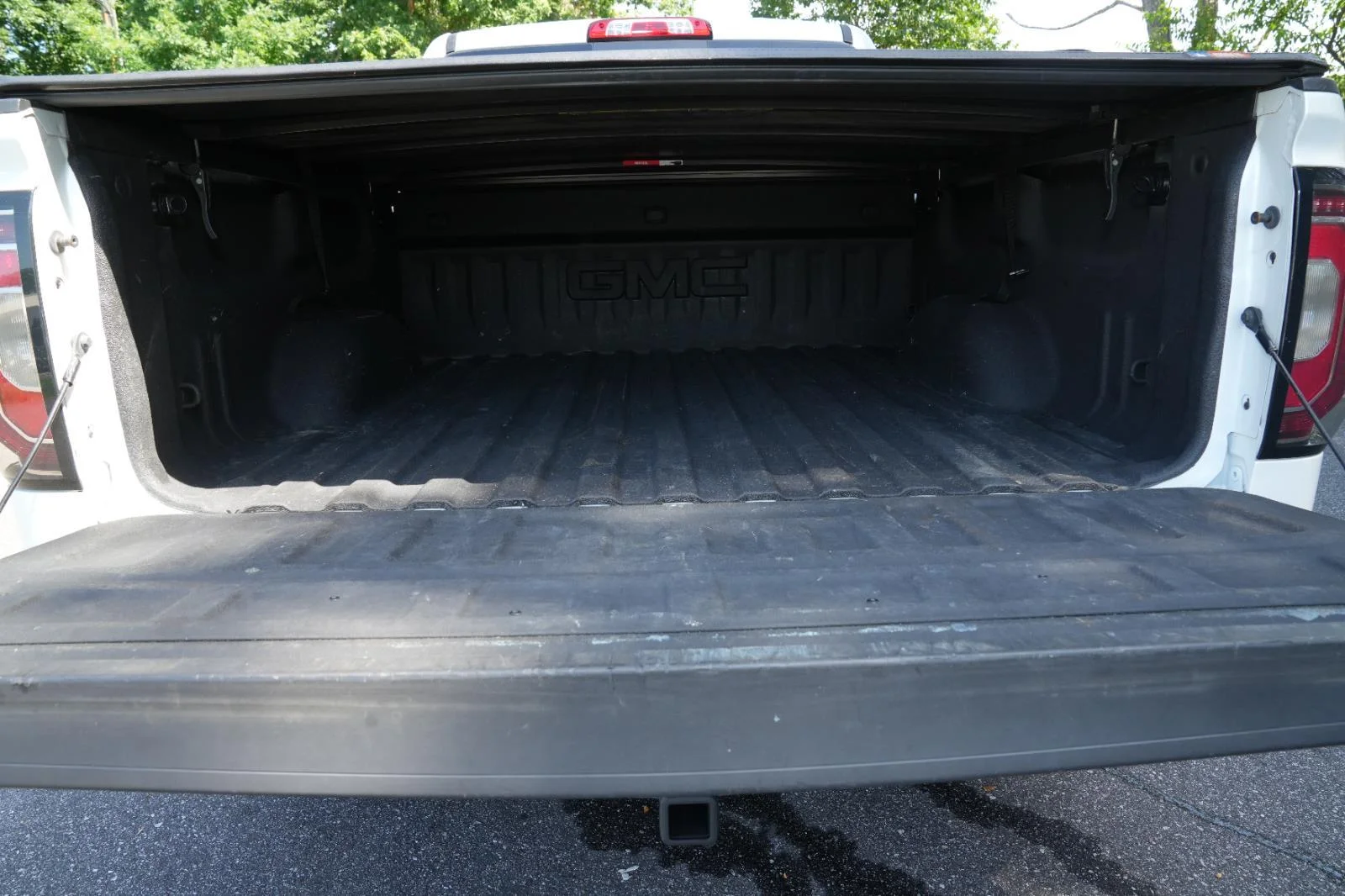 Used 2018 WHITE FROST TRICOAT GMC SLT image 14