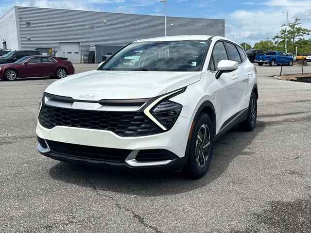 Used 2024 White Kia LX image 9