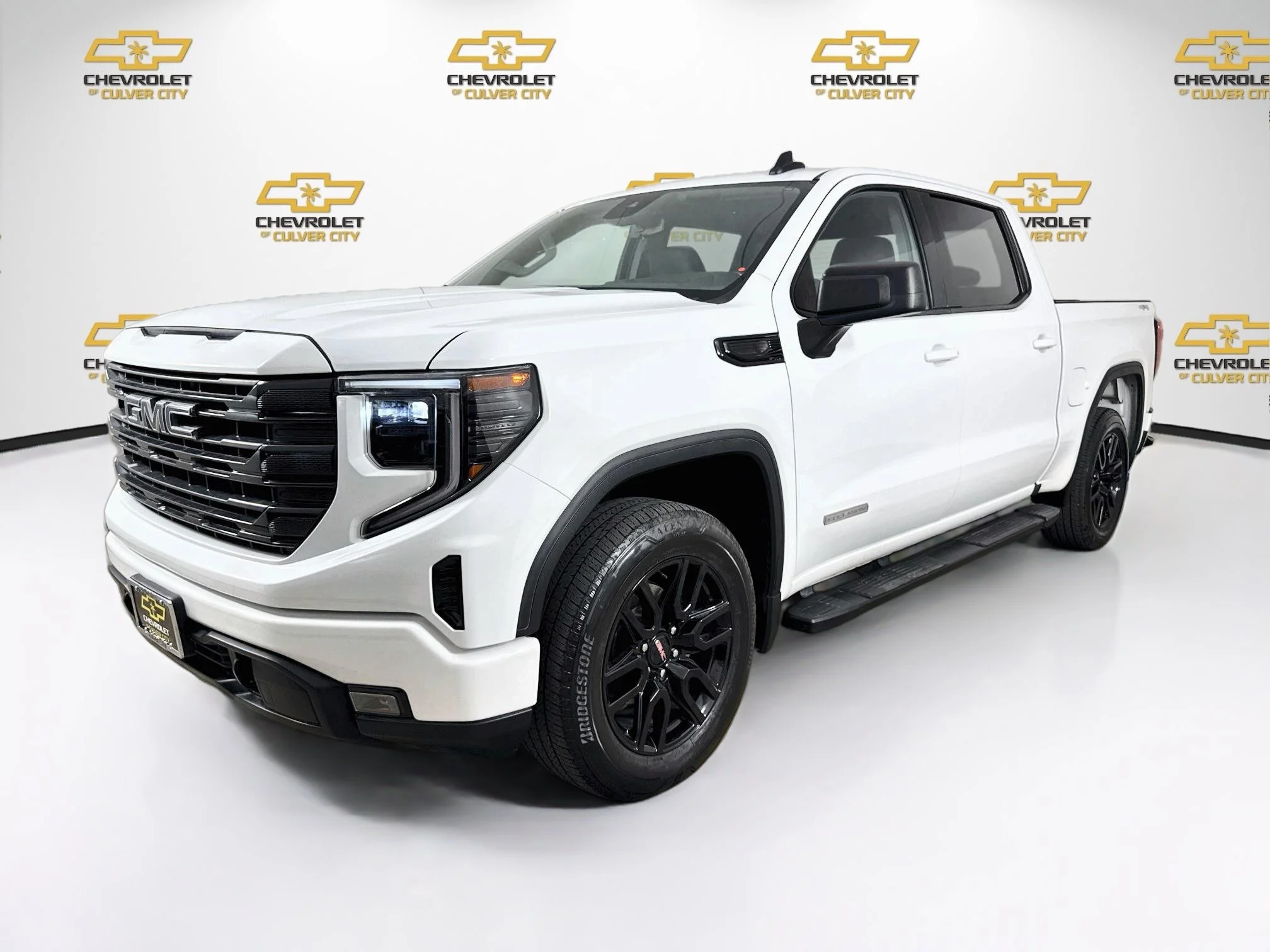 Used 2024 Summit White GMC Elevation image 3
