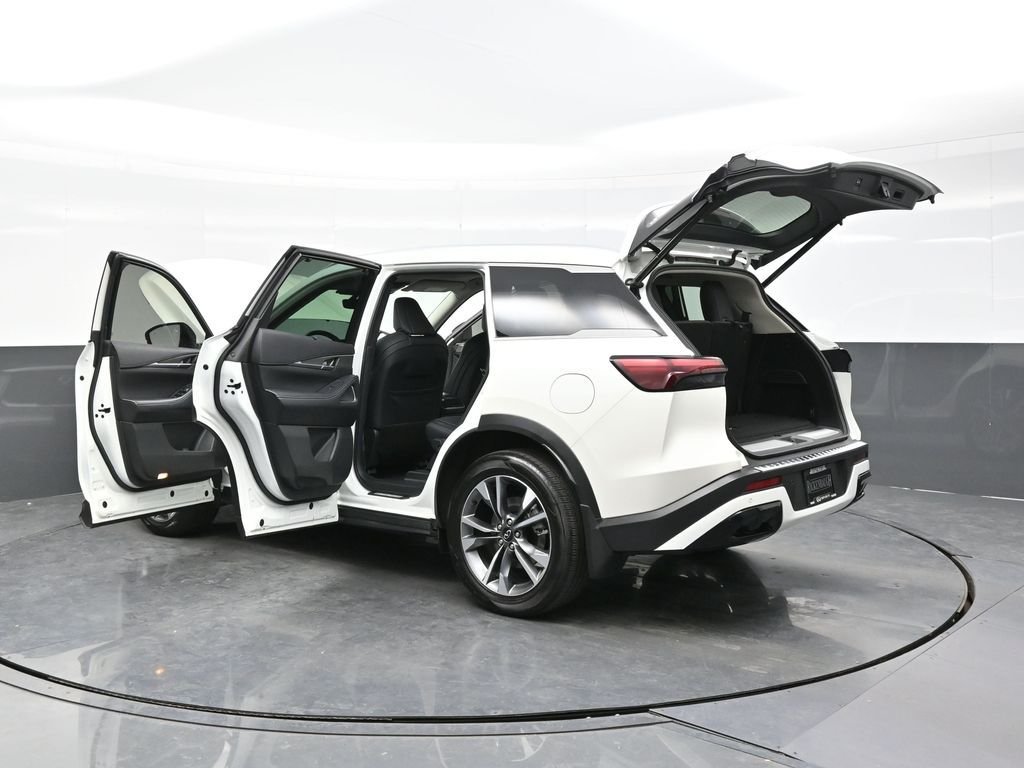 Used 2023 White INFINITI LUXE image 47