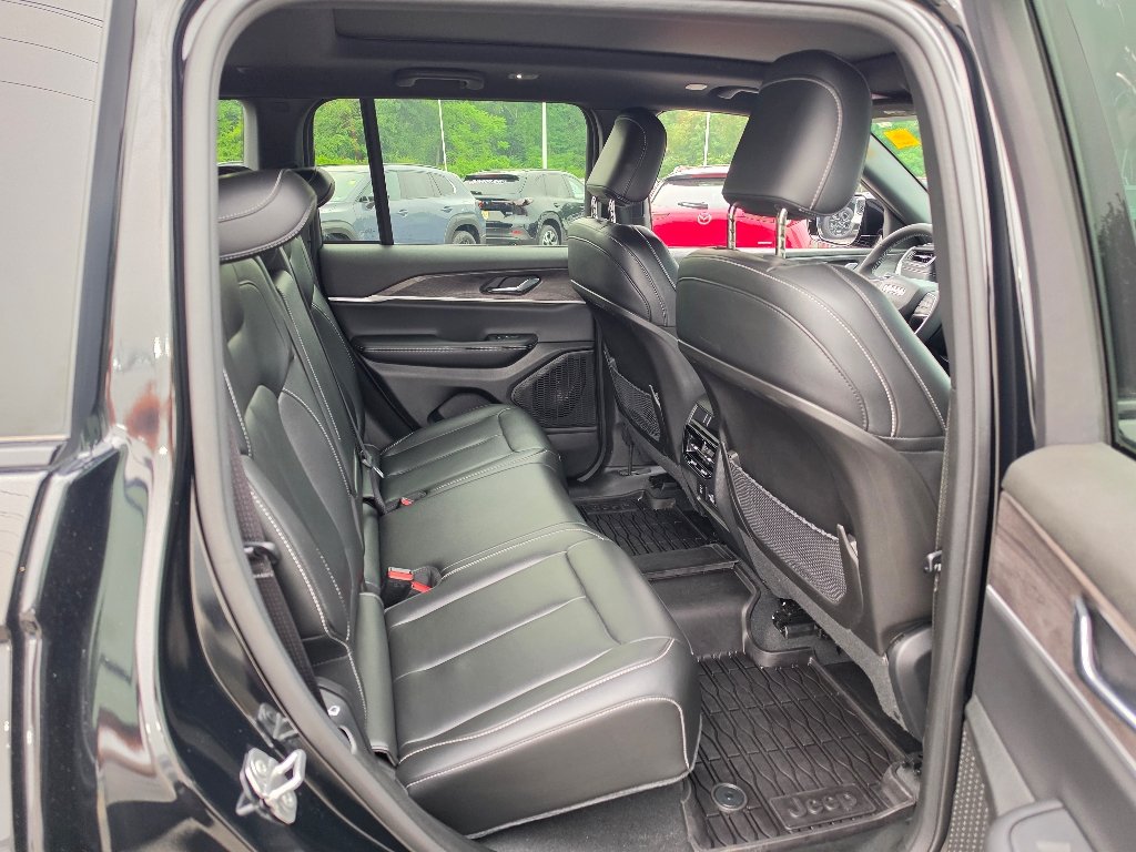 Used 2024 Diamond Black Crystal Pearl Coat Jeep Limited image 29
