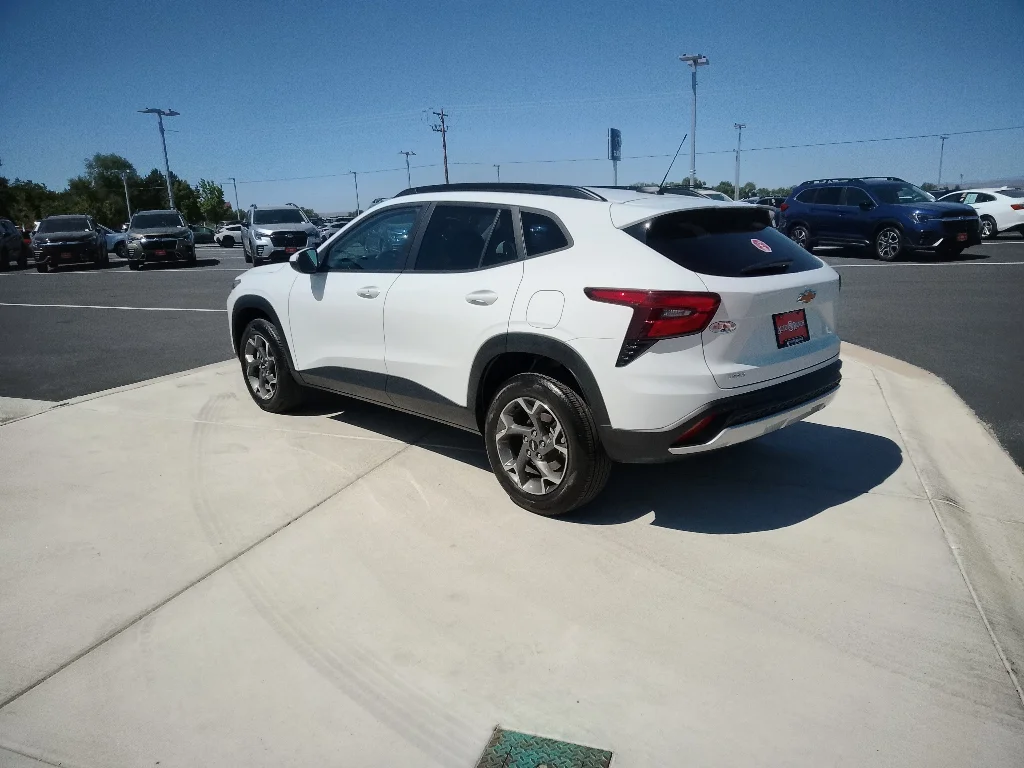 Used 2025 Summit White Chevrolet LT image 5