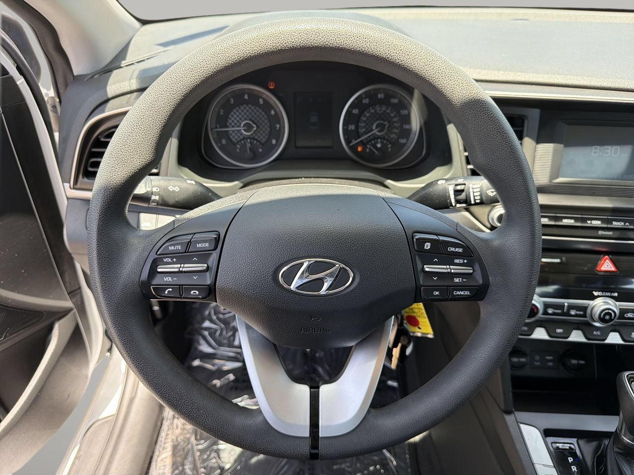Used 2020 Quartz White Pearl Hyundai SE image 25