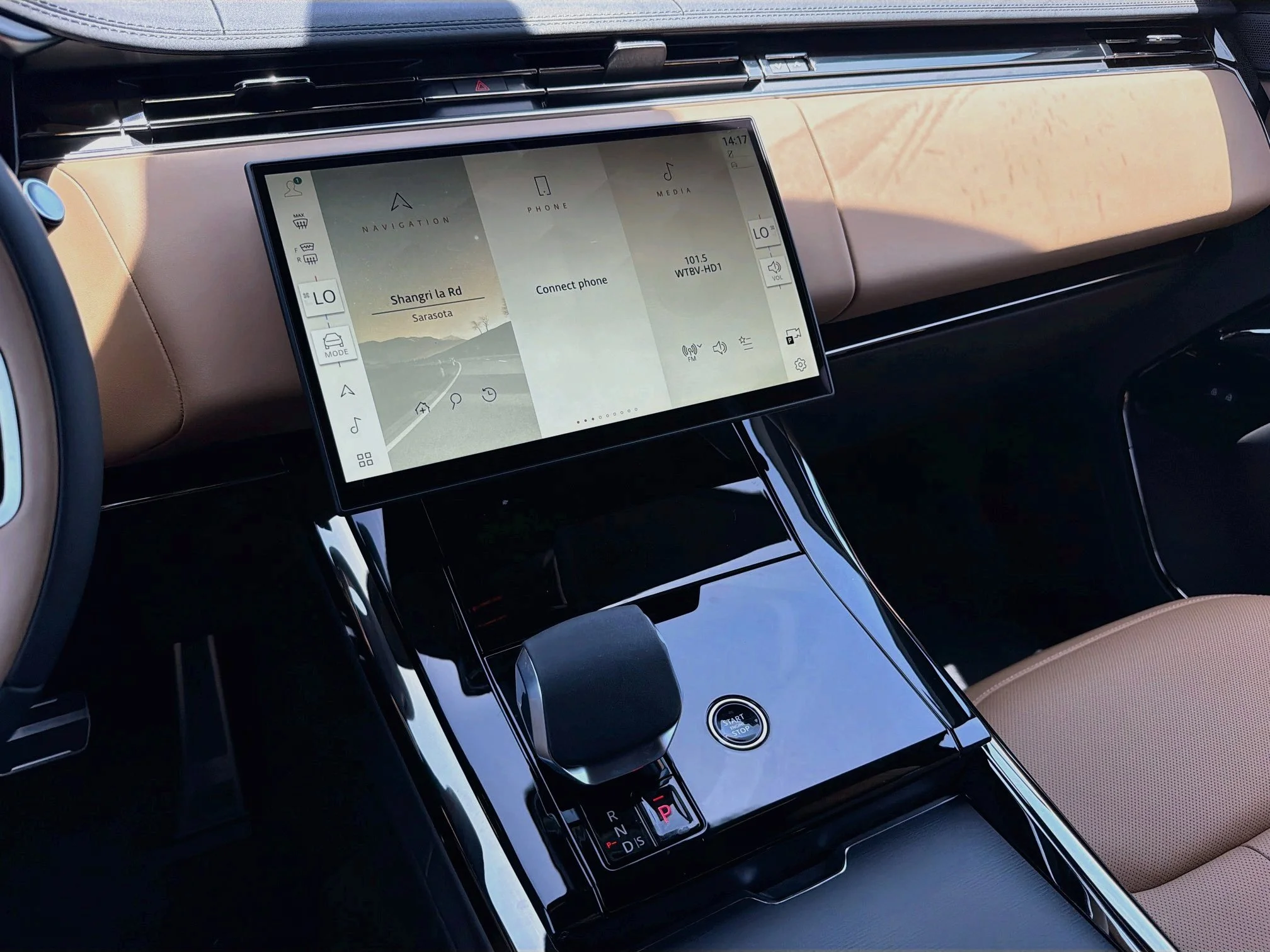 New 2026 Santorini Black Land Rover Dynamic SE image 29