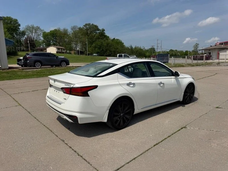 Used 2019 White Nissan 2.5 Platinum image 3