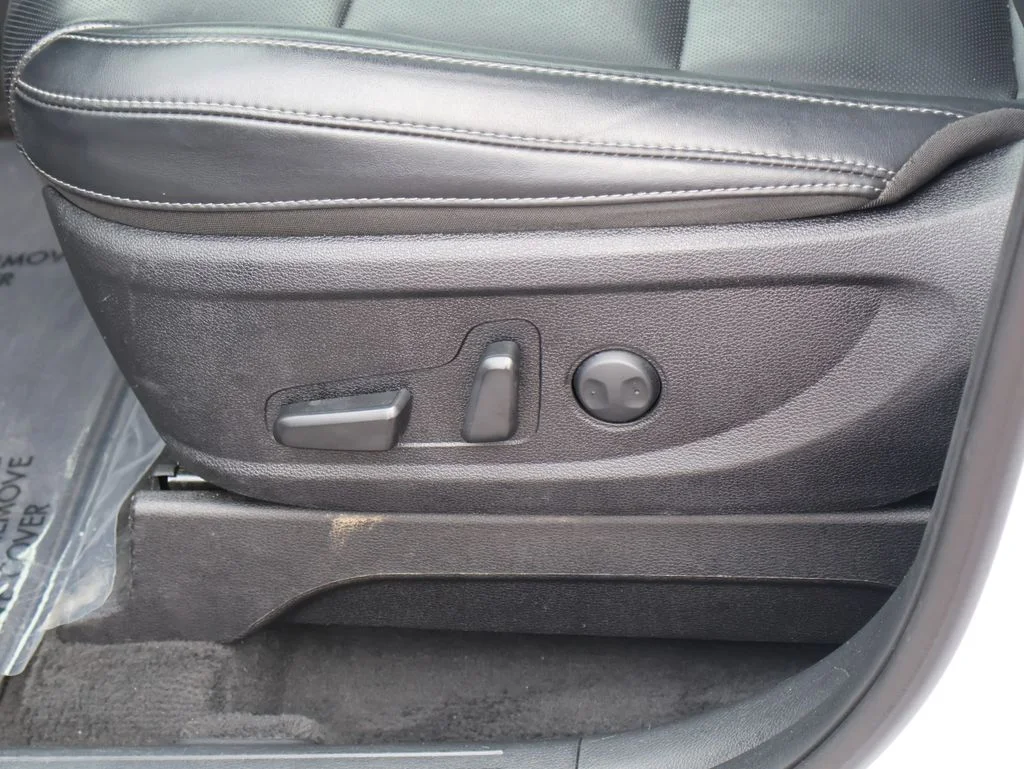 Used 2025 White Kia S image 24