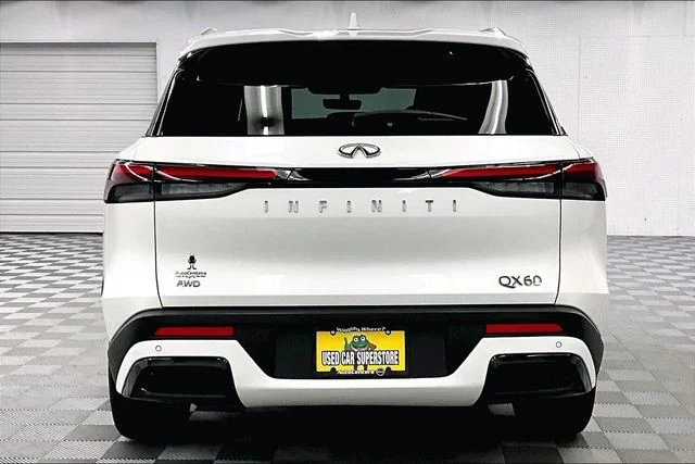 Used 2024 Majestic White INFINITI LUXE image 5