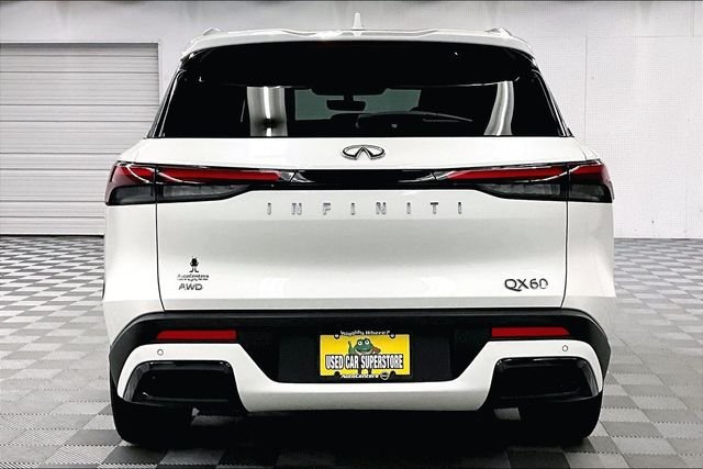 Used 2024 Majestic White INFINITI LUXE image 5
