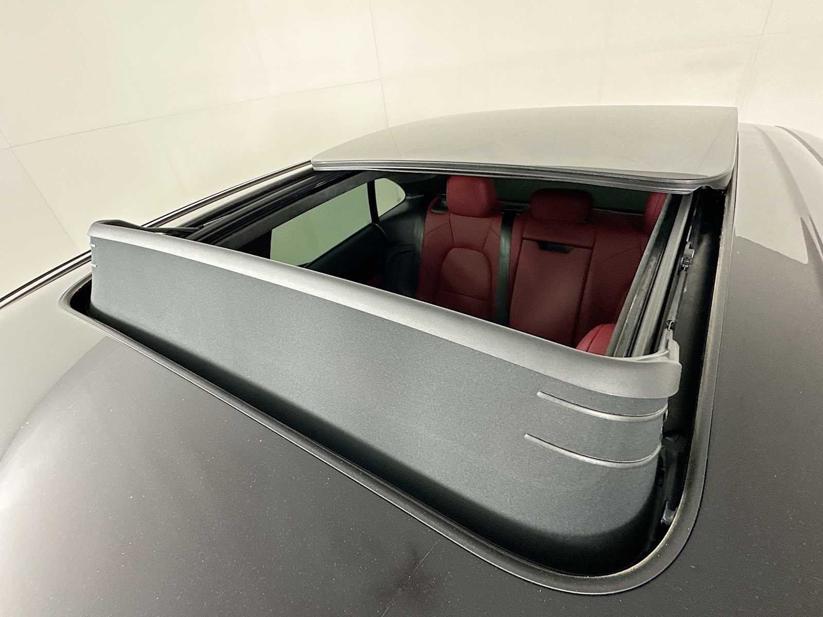 2025 Porsche Macan Turbo Electric - Photo 22