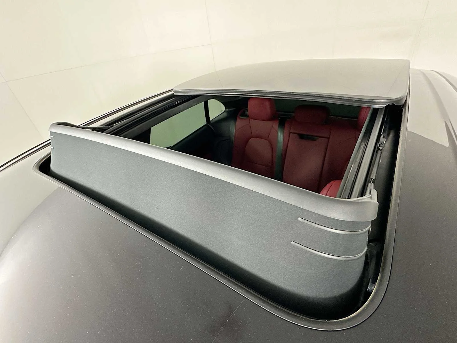 2025 Porsche Macan Turbo Electric - Photo 22
