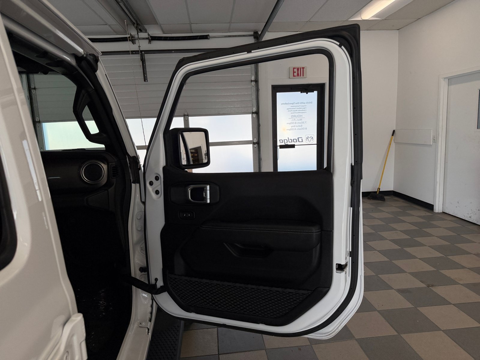Used 2021 Bright White Clearcoat Jeep Unlimited Sahara image 31