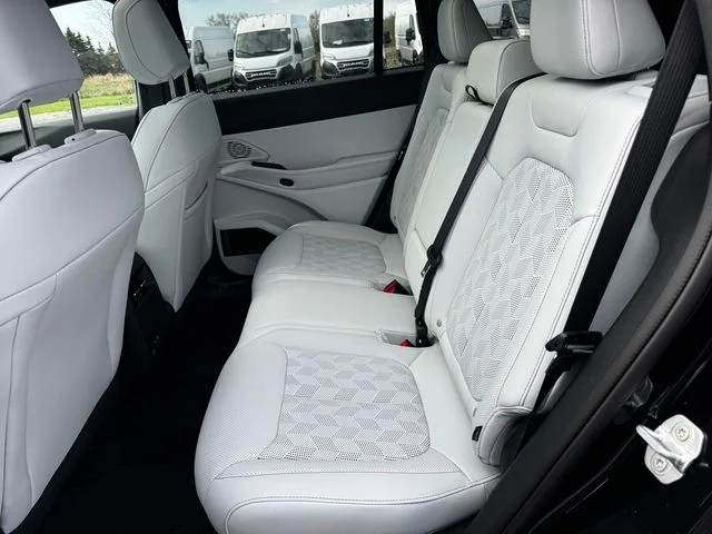 New 2026 Diamond Black Crystal Pearl-Coat Exterior Paint Jeep Overland image 20