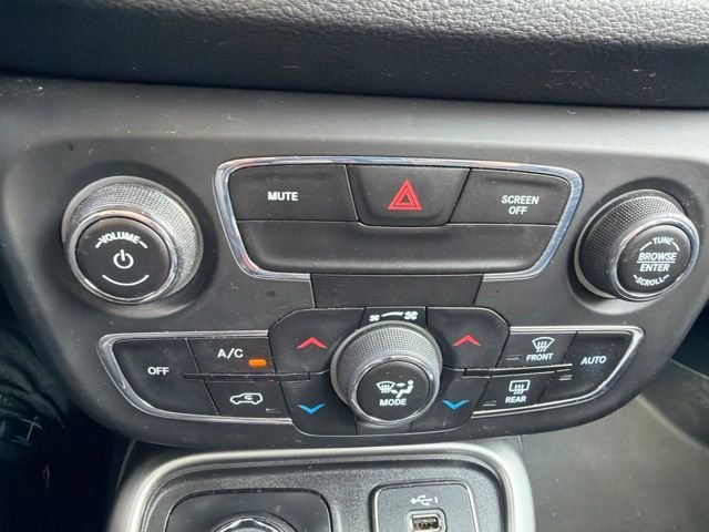 Used 2019 White Jeep Latitude image 21