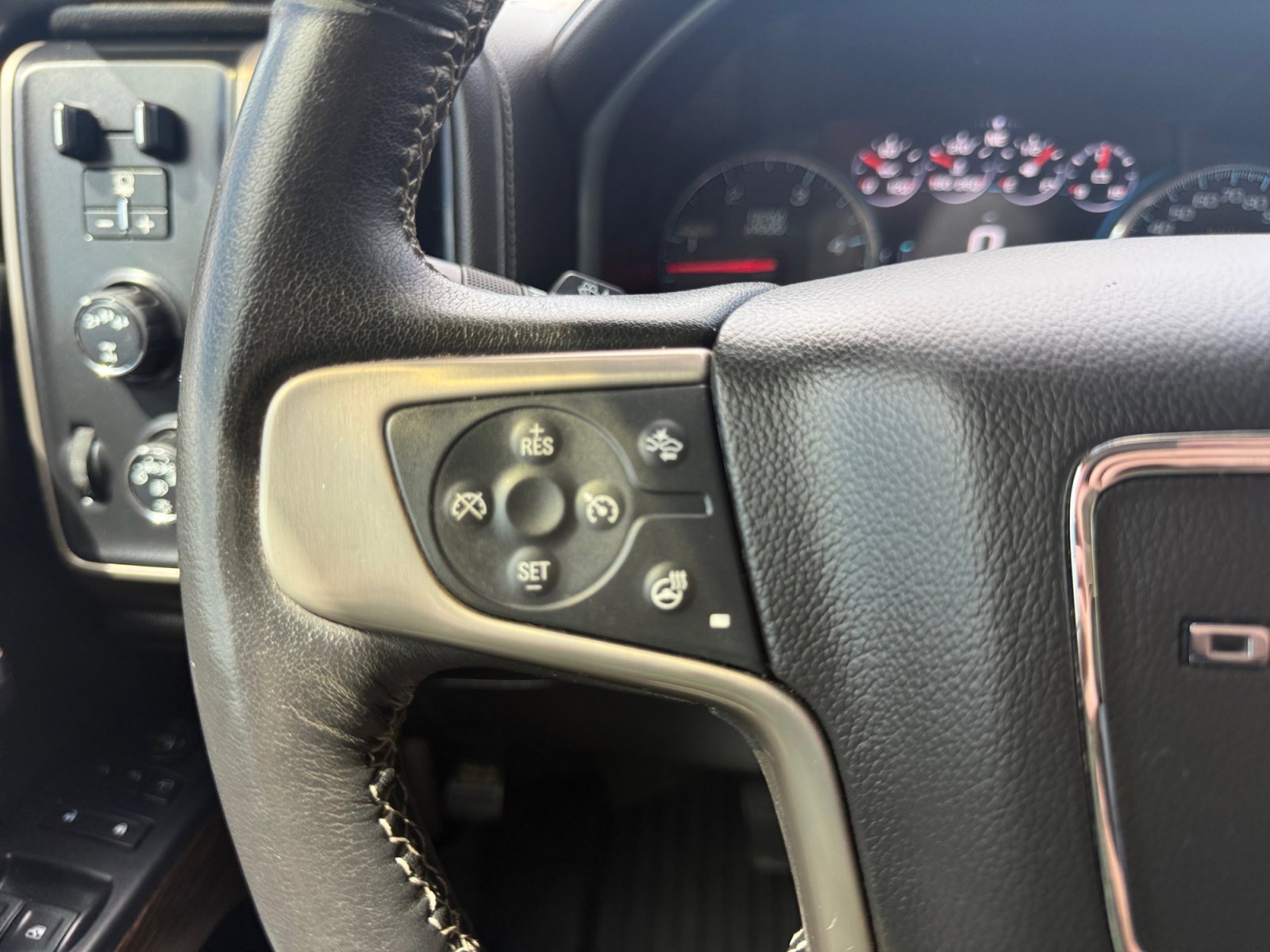 Used 2019 WHITE FROST TRICOAT GMC Denali image 27