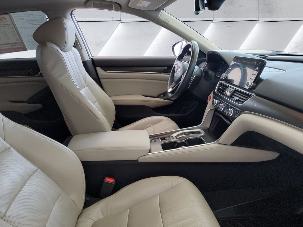 Used 2018  Honda Touring image 13