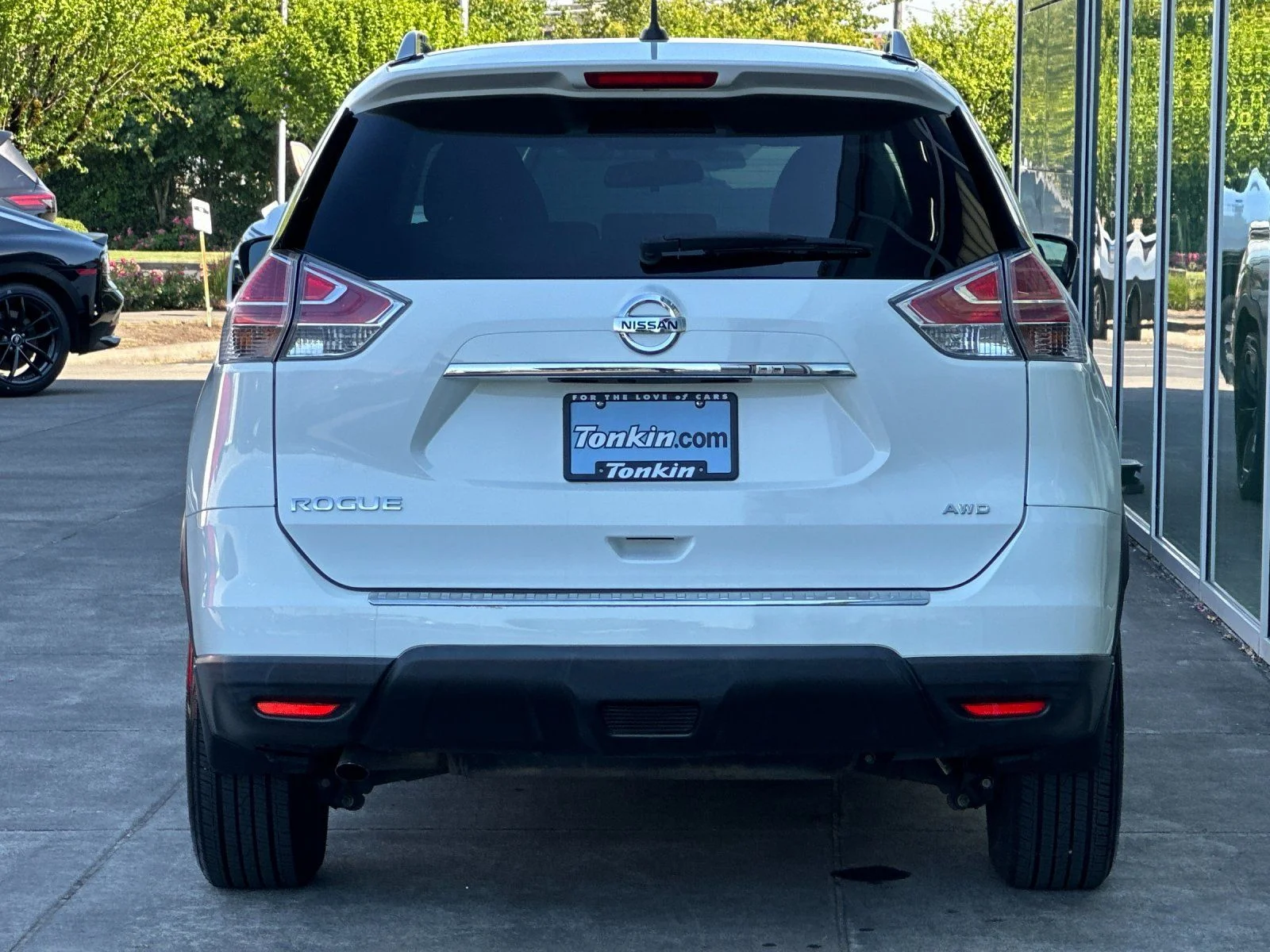 Used 2016 Glacier White Nissan S image 4