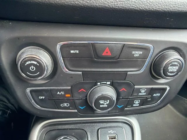 Used 2019 White Jeep Latitude image 21