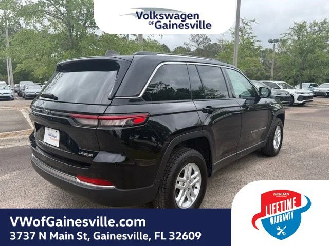 Used 2023 Diamond Black Crystal Pearlcoat Jeep Laredo image 6