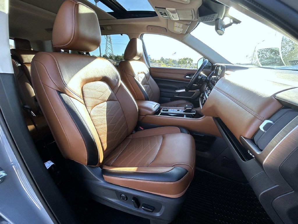 Used 2024 Gray Nissan Platinum image 17