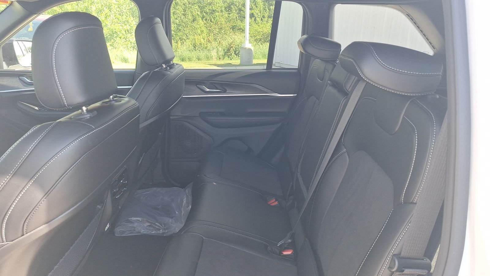 New 2026 Bright White Clear-Coat Exterior Paint Jeep Altitude image 12