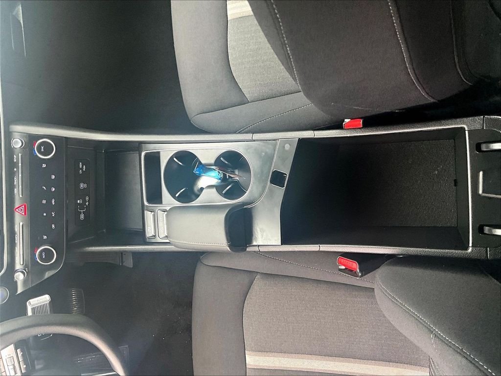 Used 2025 White Hyundai SEL image 25