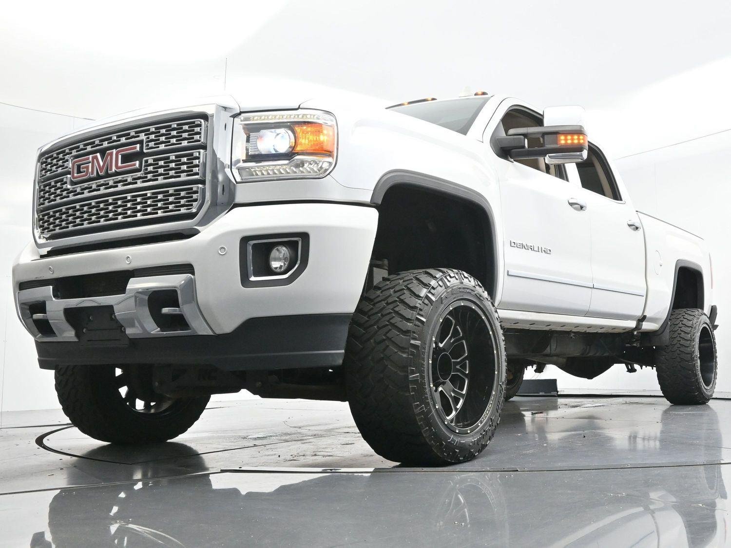Used 2019 White Frost Tricoat GMC Denali image 46