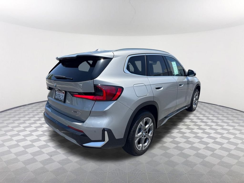 Used 2025 Silver BMW xDrive28i image 4