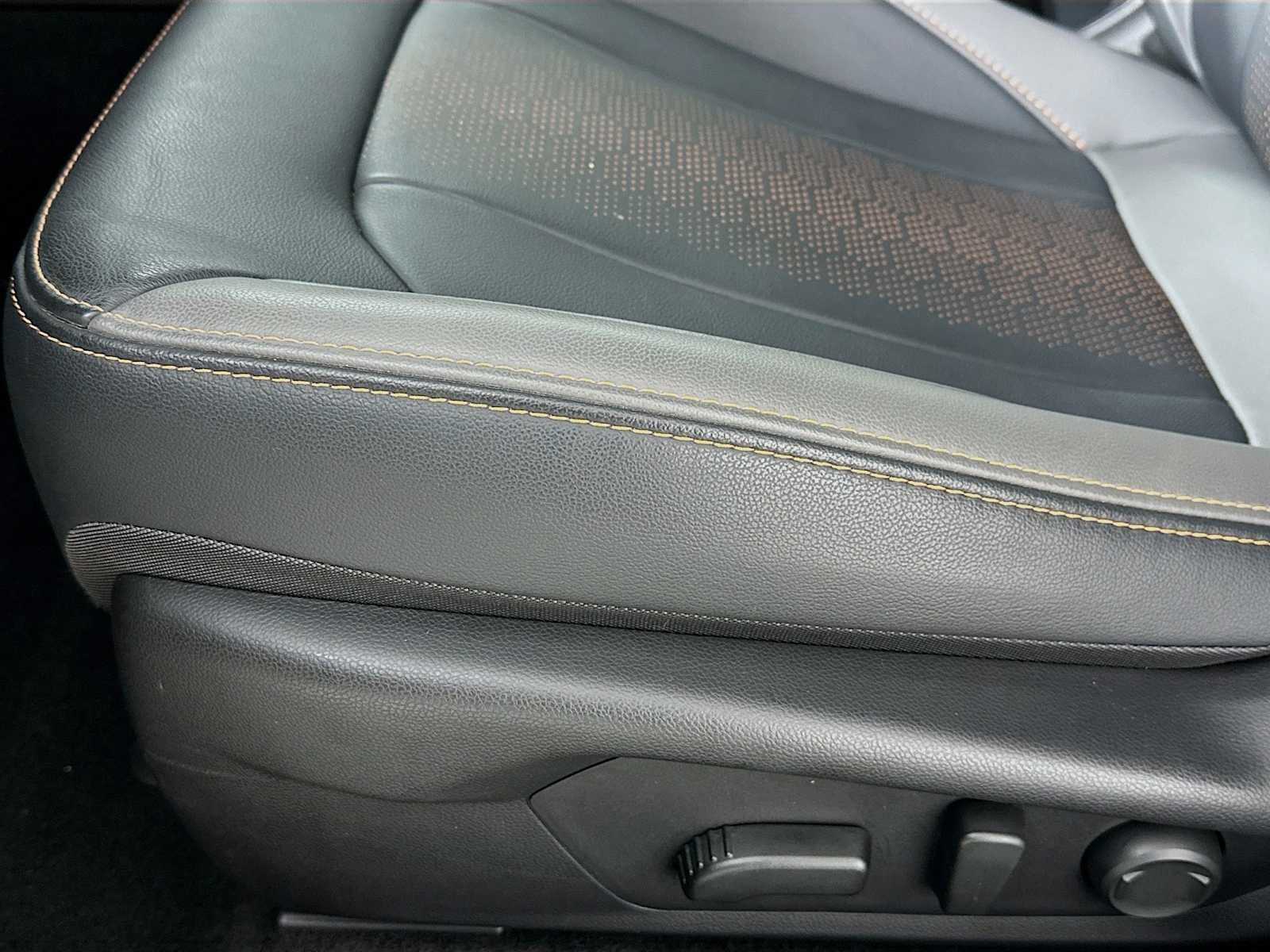 Used 2025 Crystal White Pearl Subaru Limited image 17