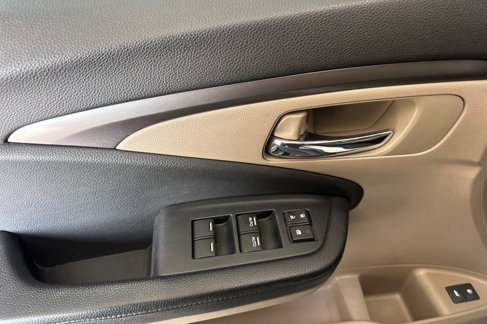 Used 2016 White Honda EX-L image 11