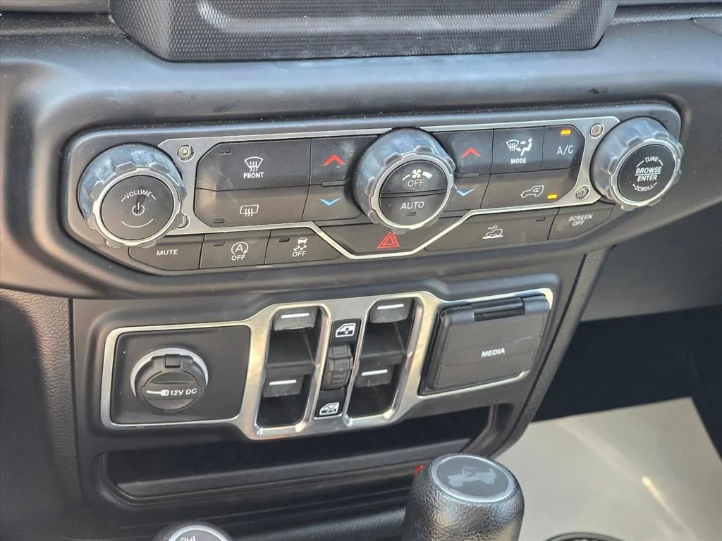 Used 2021 White Jeep Unlimited Sahara image 18