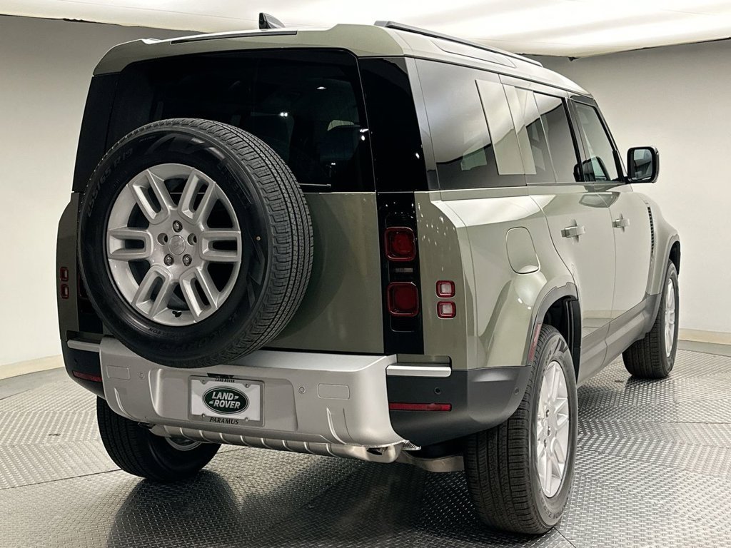 Used 2025 Pangea Green Metallic Land Rover S image 3