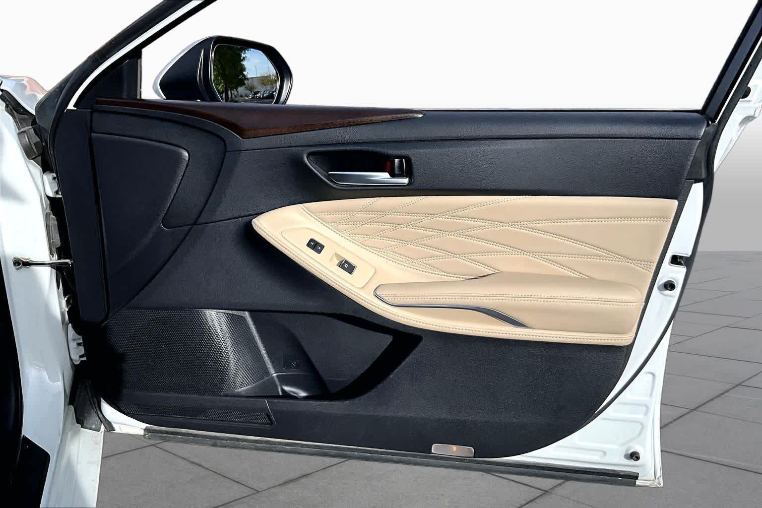 Used 2019 Wind Chill Pearl Toyota Limited image 19