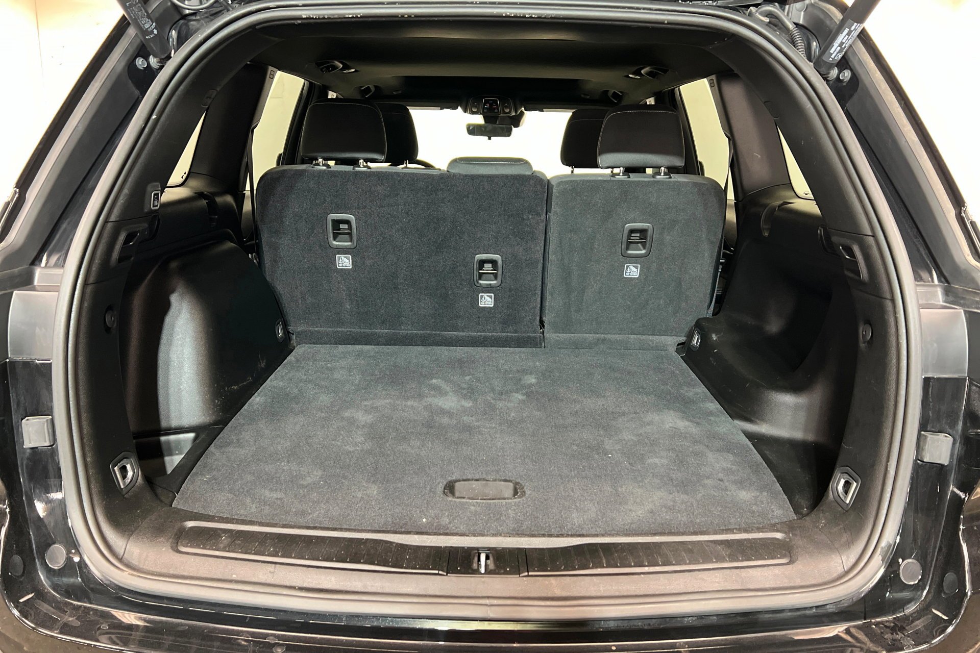 Used 2025 Diamond Black Crystal Pearlcoat Jeep Laredo X image 23