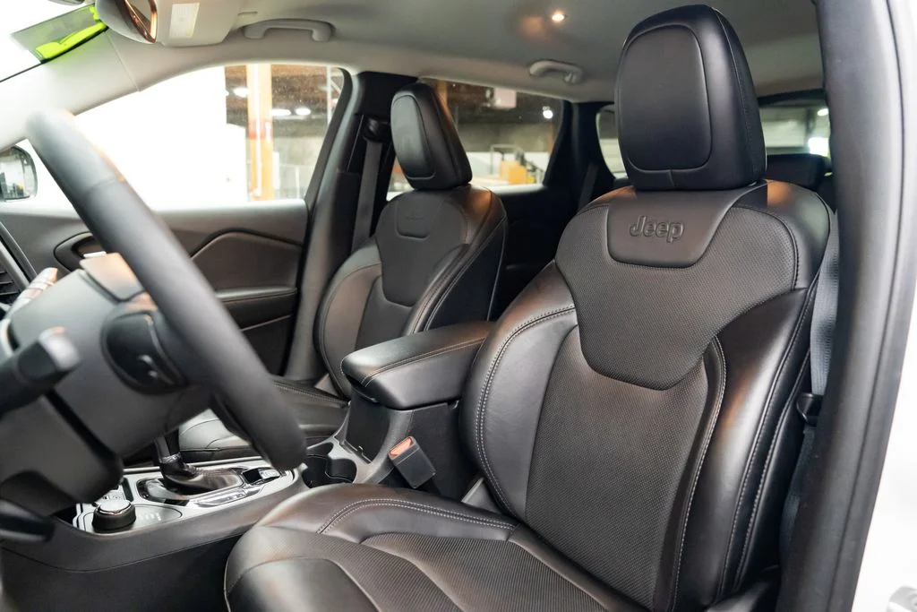 Used 2023 White Jeep Altitude image 24