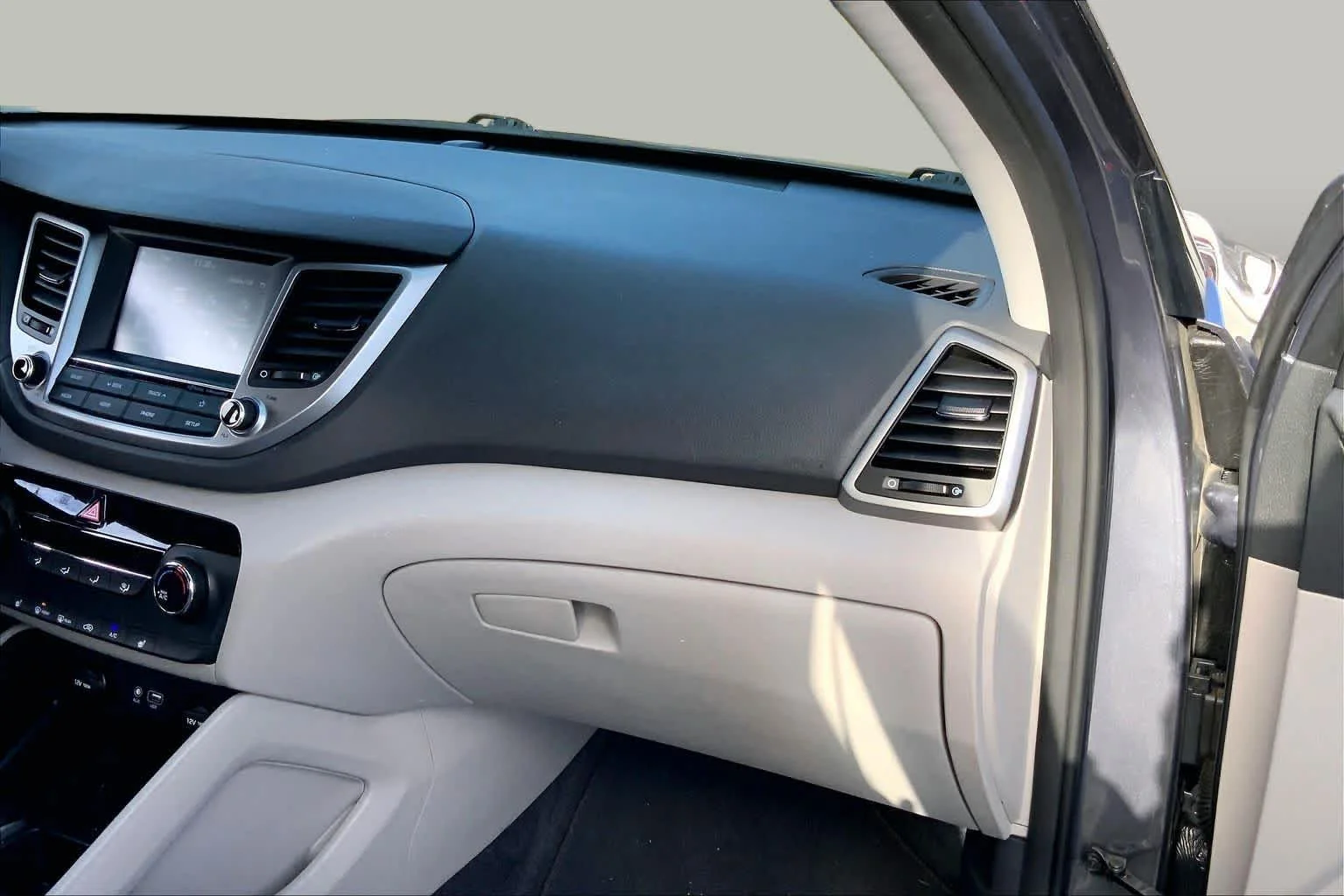 Used 2018 Coliseum Gray Hyundai SEL image 19