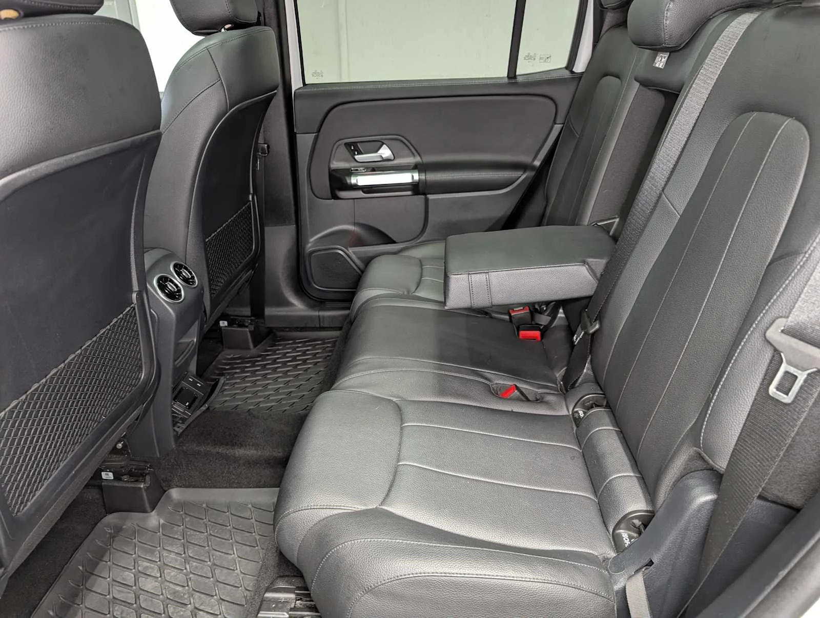 Used 2022 Polar White Mercedes-Benz GLB 250 image 21