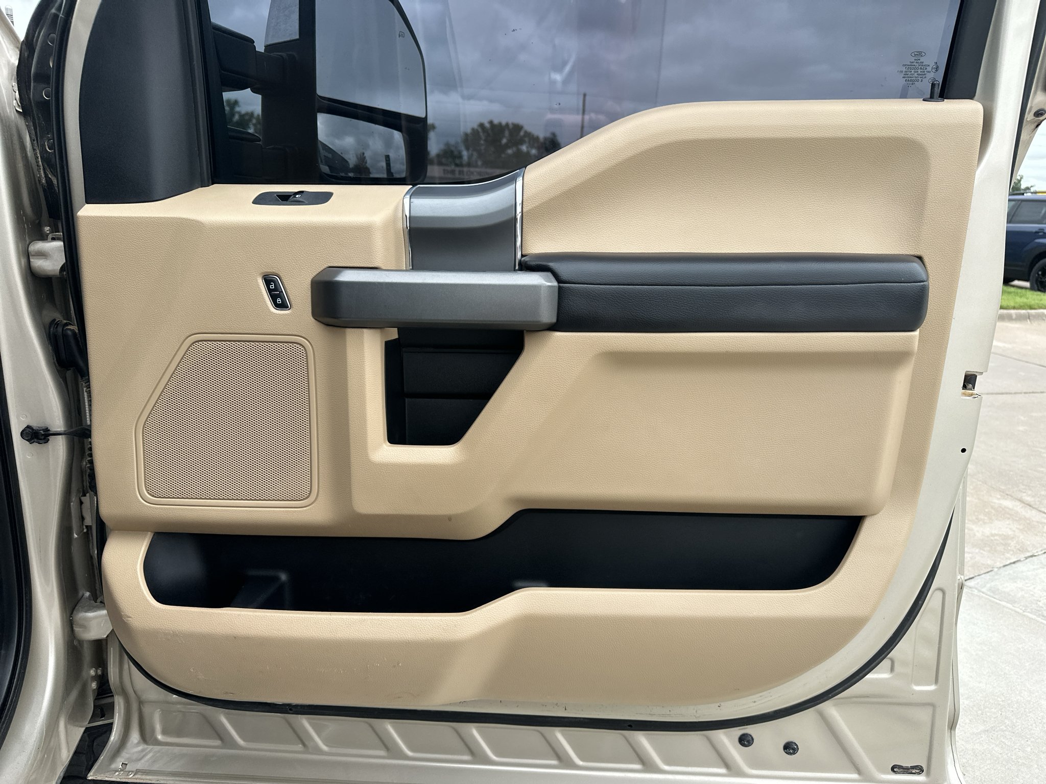 Used 2017 White Gold Metallic Ford XLT image 32