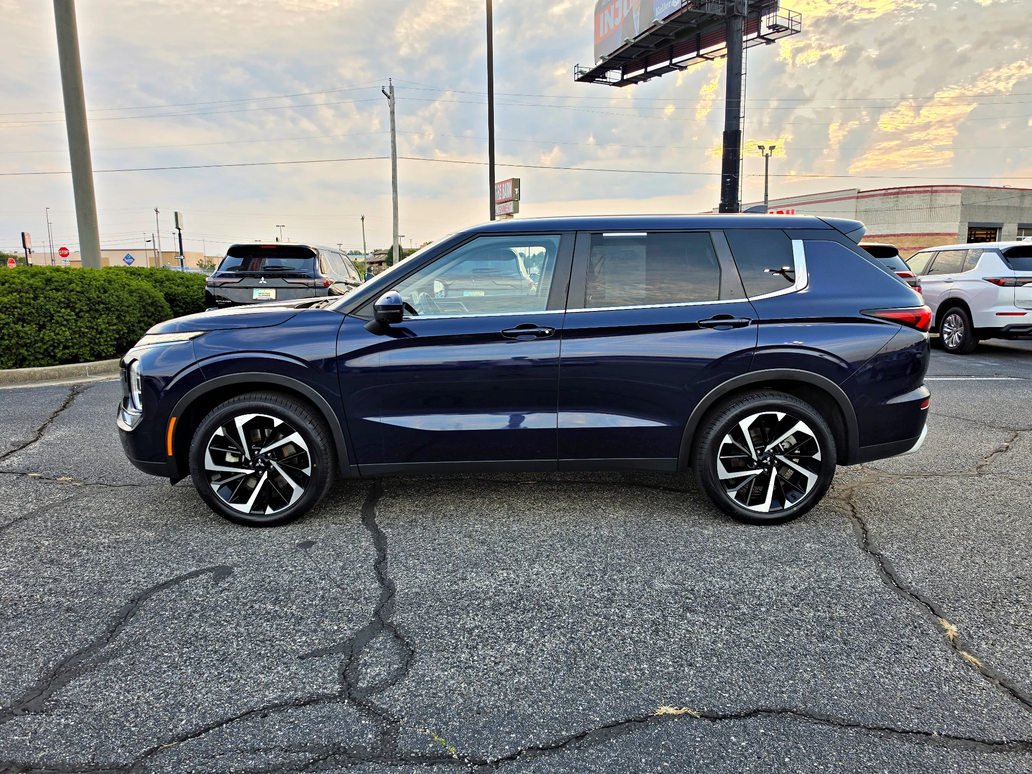 Used 2024 Cosmic Blue Metallic Mitsubishi SE image 9